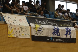 Praiaおなじみの応援バナーの横の小さいほうには、函南町立東小学校の文字が見えます。子供たちが描いた選手の似顔絵でしょうか？気になりますね！