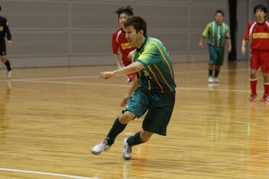 久しぶりの県リーグ出場で、気合十分のプレーを見せたヒーローの櫻井(19)。