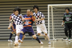 【田原FC　vs　LOCO☆】　若手のメンバー主体で決勝リーグに臨んだLOCO☆だが、試合巧者の田原の前に0-2と完封負け。