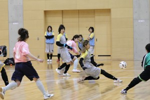 静岡県女子フットサル選抜(ピンクのユニフォーム）にとって、初のエキシビジョンマッチも行われた。