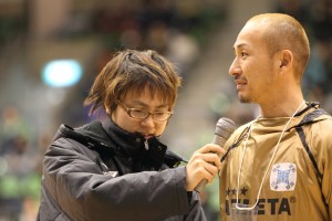 試合開始前に実況担当のMCさんからインタヴューを受ける和泉東海選抜監督。