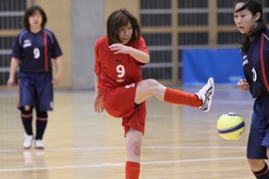 今季の静岡県レディースフットサルリーグのオープニングゴール、そしてこの試合唯一のゴールを奪ったSDF FCの加藤裕美(9)。
