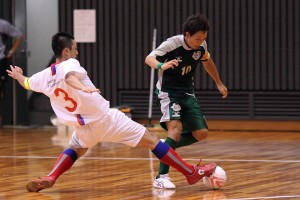 ▲背番号を昨年の6から10へ変更したスリーク浜松キャプテンの高柳英明(10)とFARANG Futsal Clubの代表でもあり監督・主将をも務める竹下友規(3)。
