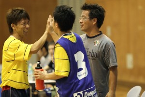 ▲同じく後半にゴールを記録した柴田圭祐(5、左)を祝福する森島監督(右)。