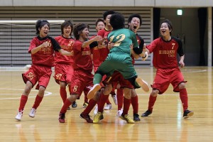 ▲準決勝：浜松大学とのPK戦にもつれ込む激闘を制し喜びを爆発させる静岡産業大学。
