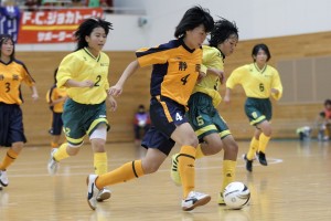 U-15静岡県女子フットサル選抜の試合から・・・4番の高林未奈は今季一般のフットサルトレセンにも参加。選抜選手とも練習を共にする事で自信をつけてきた。