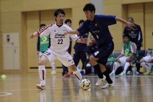 前半終了間際に1-2と反撃のきっかけになる貴重なゴールを決めた米田祐介(22)。マッチアップするのはこの試合の先制ゴールを決めているROBOGATOの西森麿彦(4)。