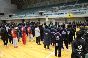 参加全チームによる開会式。今季の県リーグの表彰や男女選抜チームの紹介なども行われた。