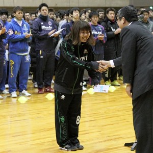 今月末の全国大会へ出場する静岡県女子フットサル選抜チームへ小長谷常務から激励金が授与されました。受け取るのは今季のキャプテン、宮本知実選手です。