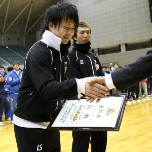 県リーグの表彰もジュビロカップ開会式の恒例行事となりつつあります。まずは県リーグ1部優勝のスリーク浜松に賞状他が授与されました。