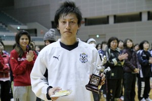 大会MVPはジュビロ磐田、鈴木孝博選手が受賞。開会式での得点王に続き閉会式にも登場する事になりました。