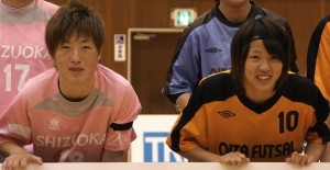 左側が高知新聞社賞（MVP）に選出された静岡県選抜の石川美郷選手。右側は高知放送賞（得点王）の佐藤楓選手。