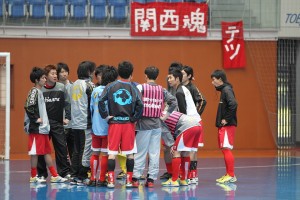 ▲試合開始前、上田監督を中心にピッチ上でミーティングを行う関西オールスター。