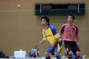ボールの行方を見極める小嶋(17)。この試合ではポジショニング、カバーリングに質の高いプレーを見せた。