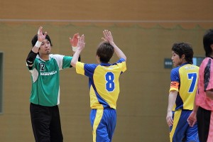 第2PKを決めた大石(8)をゴレイロの鈴木恵吾(12)が祝福。鈴木は終始安定したプレーで勝利に貢献した。