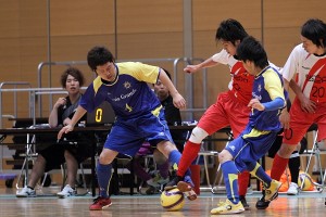 プライアのベテラン勝又純一郎(4)とナスパの石川哲也(14)がボールを奪い合う。石川は三重県選抜でもプレー。