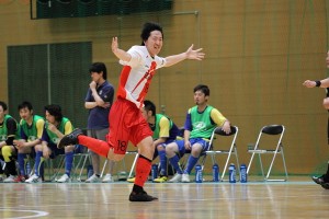 ゴールを決め両手を広げ喜びを表すナスパの大型選手、秋山竜二(18)。