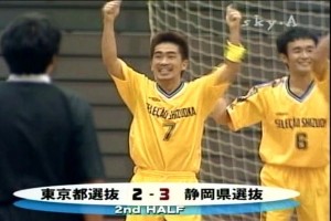 勝越しゴールを奪ったのはキャプテンとしてピッチに立っていた小嶋淳選抜コーチ。祝福するのは河合高宏コーチです。河合コーチはこの試合で東京に先制された直後、1-1に追いつくゴールを奪っています。