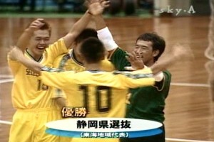 優勝が決まった瞬間、ピッチで喜びを表す選手達。右が菅谷直司GKコーチ。左が松本行令選手です。