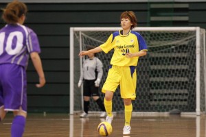 ▲前半に同点ゴールを決めたプライアレディースの塩川由香(20)。豊富なサッカー経験をベースに正確で落ち着いたプレーを見せた。