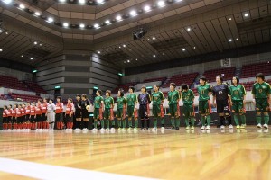 ▲決勝戦の対戦カードは4年連続でFrontier FCとgolrira shizuoka。全選手が入場して試合前のセレモニーが行われる。