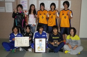 こちらがU-15静岡県選抜として大会に出場したメンバーです。帰路に着く直前に準優勝の賞状、楯を手に集合写真を撮影しました。再びこのチームで練習そして試合をしましょう！！